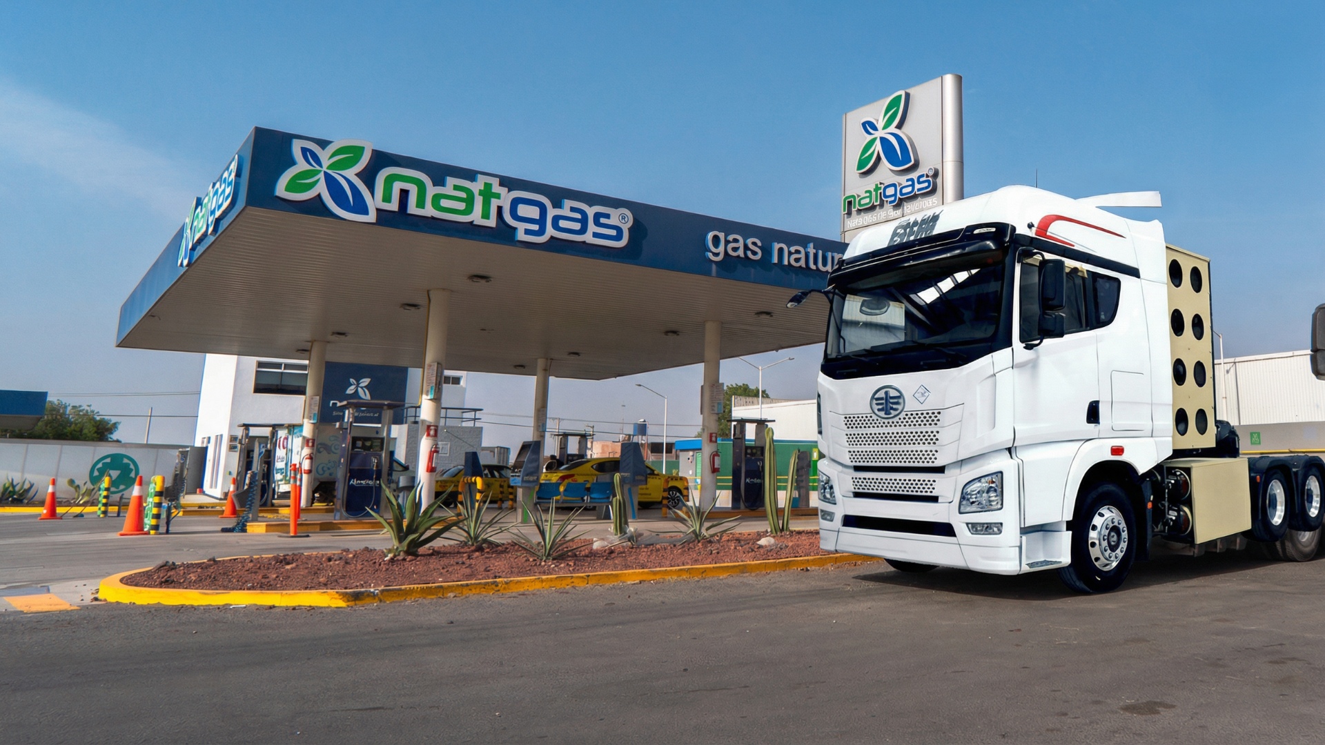 Logística sustentable: Vista general de una estación de servicio NATGAS operativa, garantizando certidumbre energética para empresas de transporte.